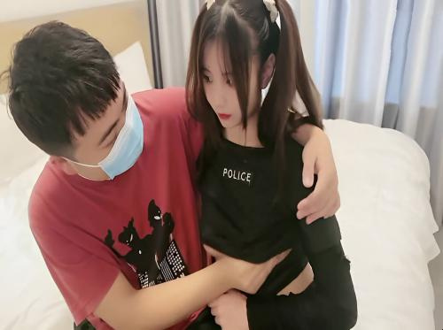 Saat orang tuanya jauh dari rumah, kedua bersaudara itu berlatih melakukan hal-hal dewasa